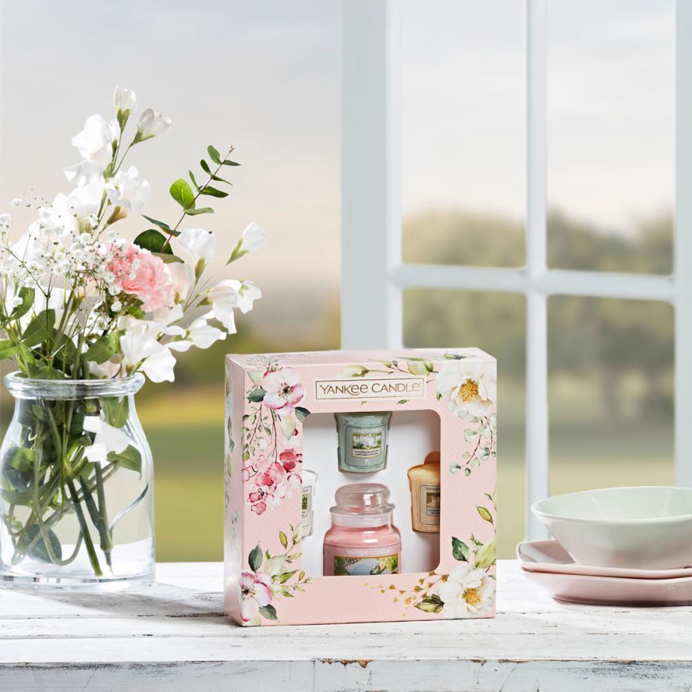 Yankee Candle Garden Hideaway Small Jar & 3 Votive Candle Gift Set Extra Image 2